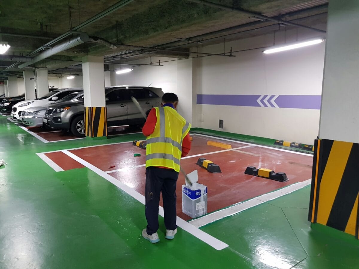 Thi công vạch kẻ chia làn ô tô ở tầng hầm các toàn dân cư Thi công vạch kẻ chia làn ô tô ở tầng hầm các toàn dân cư
